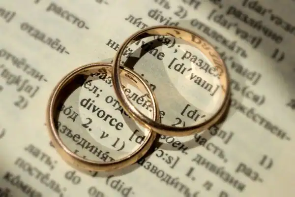 Image of rings removed before divorce mediation Burnham-on-Crouch